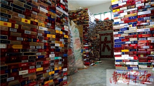 老汉收藏14万个烟标 梦想创造吉尼斯纪录(图)▏