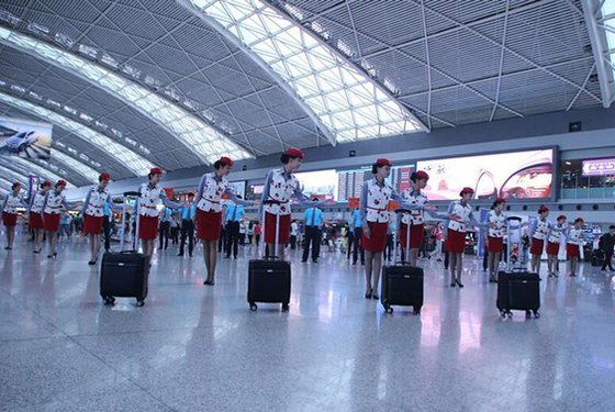 空姐热舞小苹果尖叫声不断 飞机还舍得起飞吗