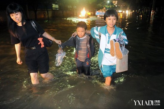 广州遭暴雨突袭 城区多处道路水浸街▏ 广州