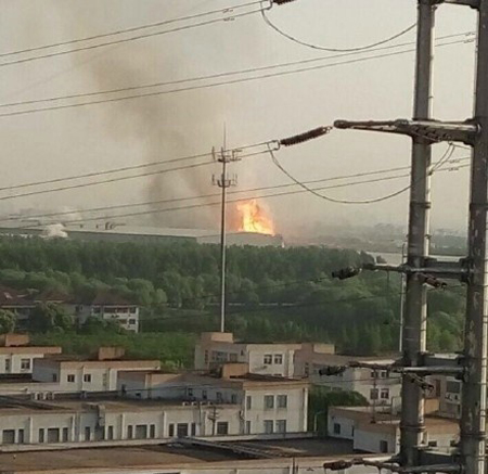 苏州火灾:一纸业仓库被烧透透(组图)▏ 苏州火