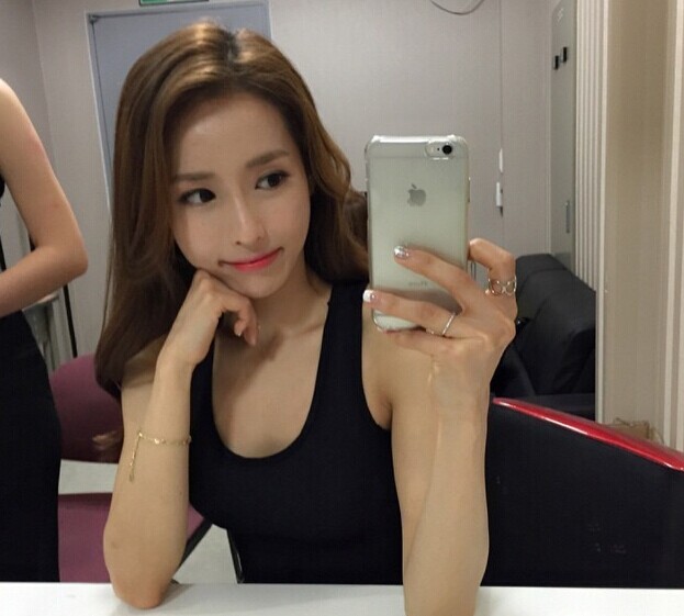 <em>韩国</em>普拉提<em>美女</em>自拍秀人鱼线 网友排队求约▏