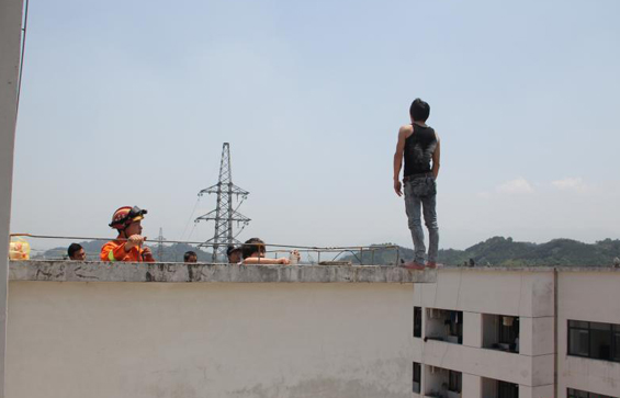 浙江男子欲跳楼轻生 坠楼瞬间被消防员徒手拉