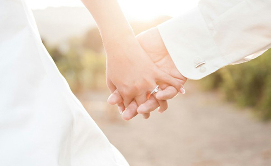 <em>姐妹互换丈夫</em>剧情比<em>小说</em>离奇 姐夫带小姨子玩