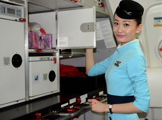 厦航空乘换装蓝色制服 美女空姐国际范儿十足