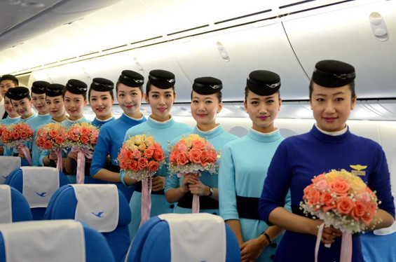 厦航空乘换装蓝色制服 美女空姐国际范儿十足