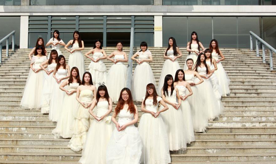 安徽大学生集体穿婚纱拍毕业照 心形暖图爱意浓