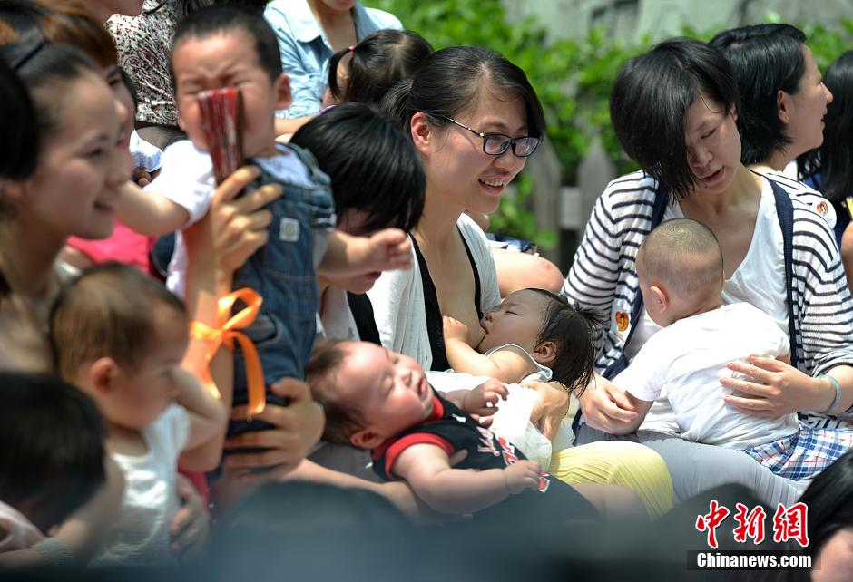 福州87名妈妈哺乳快闪 呼吁重视母乳喂养▏