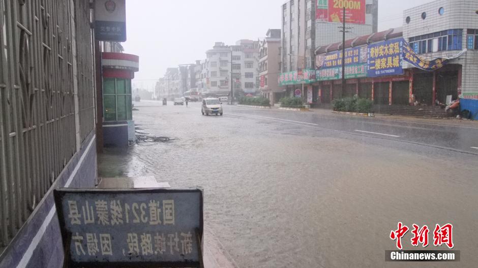 广西蒙山遭受暴雨袭击 洪水气势堪比98年洪灾