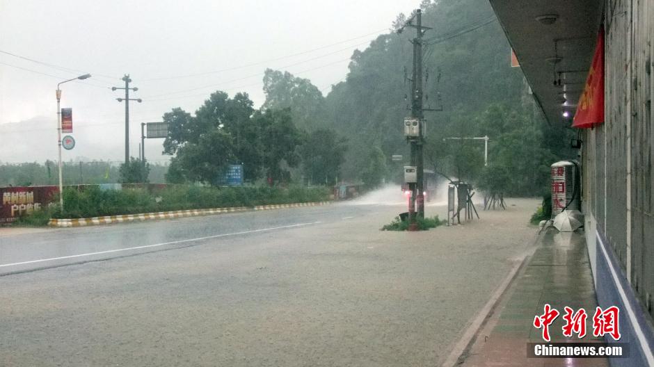 广西蒙山遭受暴雨袭击 洪水气势堪比98年洪灾