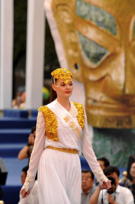 世界超模大赛总决赛开幕 超模泳装表演千手观