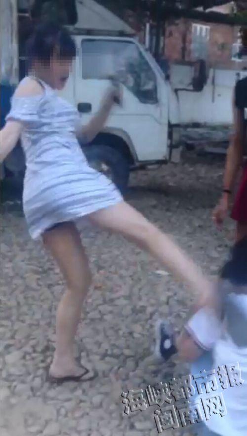 孕妇暴打<em>女生 身手</em>敏捷竟然只有17岁(图)▏ 孕