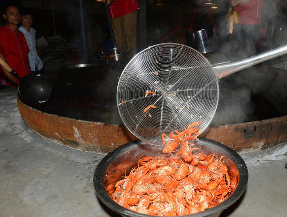 厨师爆炒千斤小龙虾免费送市民 油炸铁锅直径