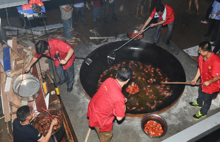 厨师爆炒千斤小龙虾 烹饪大铁锅直径达3.2米▏