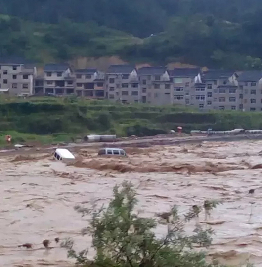 贵州雷山县洪水临河街道被淹 县城积水最深2米