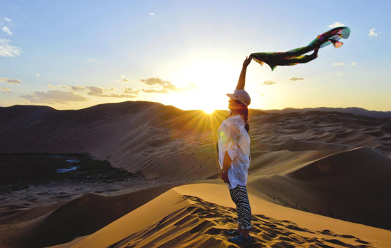 大学生穿越沙漠1人获救1人死亡 沙漠中切勿任