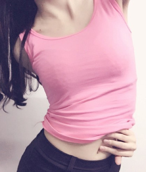 反手摸肚脐走红图片