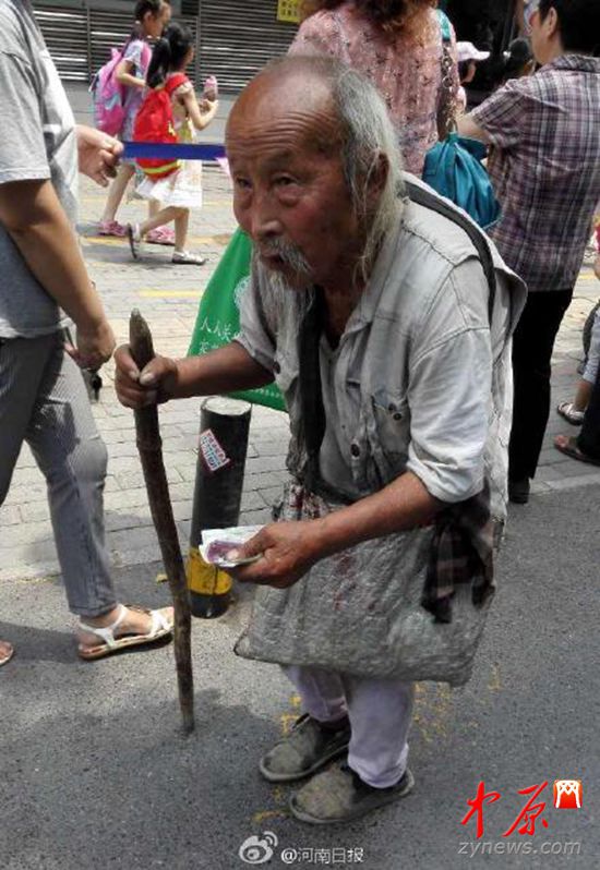 103岁老人街头乞讨补贴家用 衣衫褴褛令人心酸