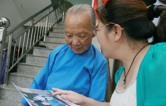 <em>兄妹年龄相加</em>863岁全家福曝光 吃个饭至少要1