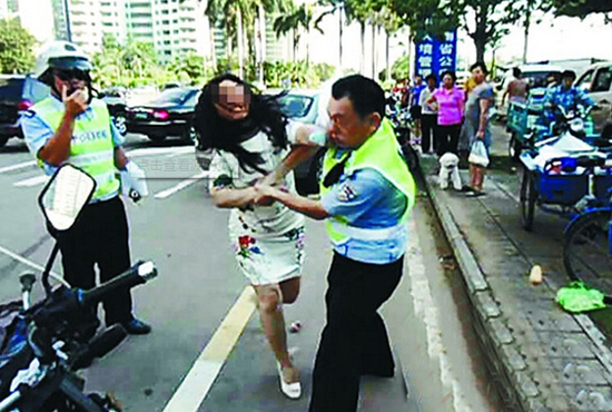 <em>女子</em>违章<em>扇</em>交警<em>耳光</em> 撕咬交警后颈 功夫 了得-