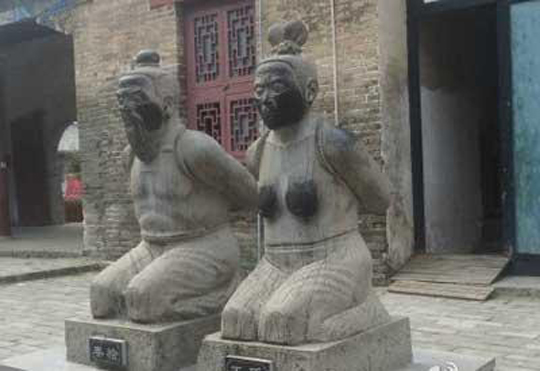 秦桧夫人跪像被摸黑图片