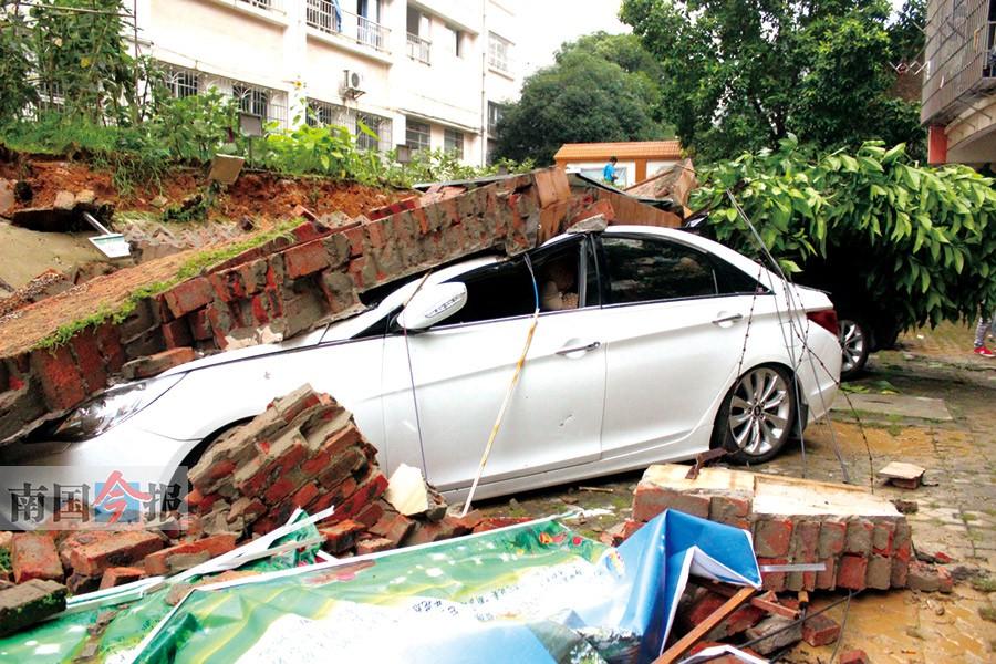 广西柳州一面约50米长围墙倒塌 压埋12辆小车