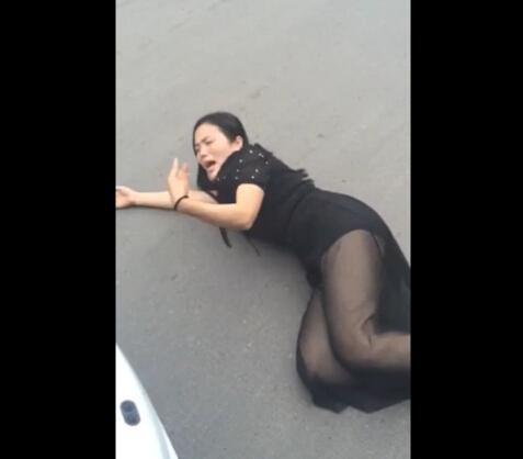碰瓷女猛撞路虎车:被讽刺穿黑色<em>透视</em>裙丢人现