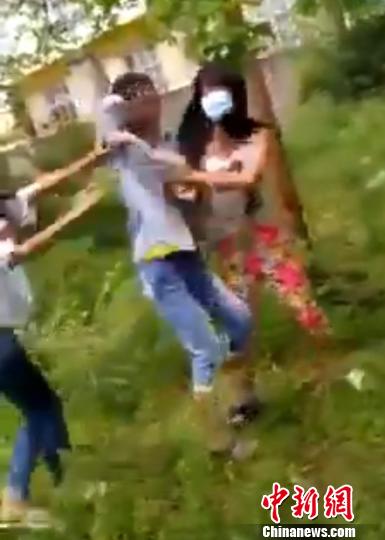 广西多名中小学女生围殴一女生 拍视频发网络