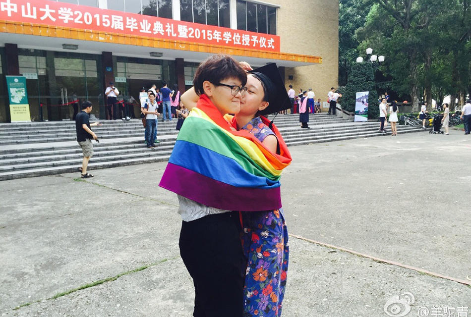 <em>女生</em>毕业礼宣布出柜 获中大男神校长拥抱▏出