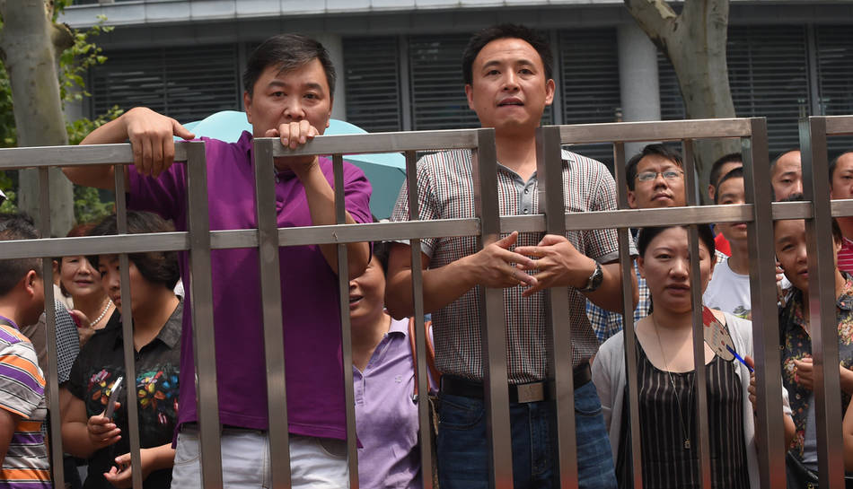 南京小升初考试 上千家长送考校园下饺子