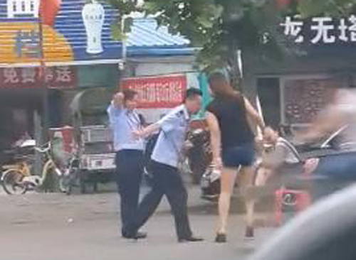 汝州警察<em>调戏女孩</em>是骗局 诈骗犯冒充警察亲吻