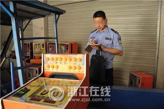 民警卧底涉黄洗浴城 带人突袭抓办事嫖客▏卧