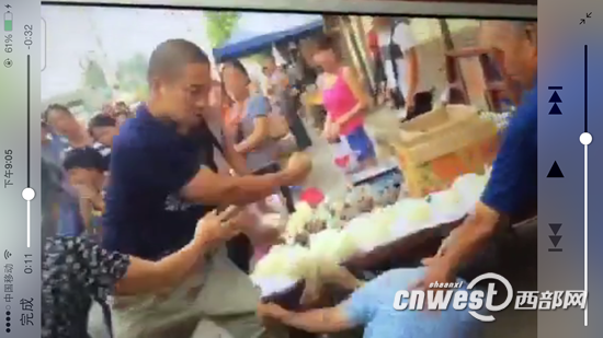 西安七旬老人菜市场被男子爆踩 警方已介入调