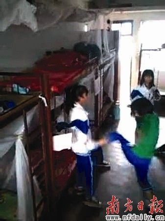 14岁女孩遭欺凌 母亲看脱衣施暴视频求助公安局长_综合_突袭网