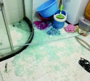 男子洗澡时浴房玻璃门炸裂被划伤 称完全吓傻