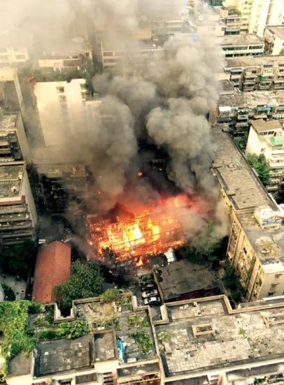 百余名消防员扑灭成都闹市大火 暂无人员伤亡