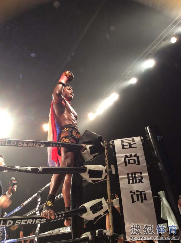 泰拳王被暴头鲜血喷射拳台 场面惨烈与对手双