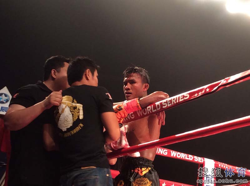 泰拳王被暴头鲜血喷射拳台 场面惨烈与对手双