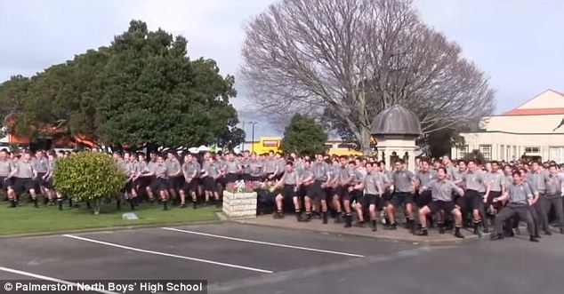 新西兰1700名男生跳毛利舞送别老师感动全球