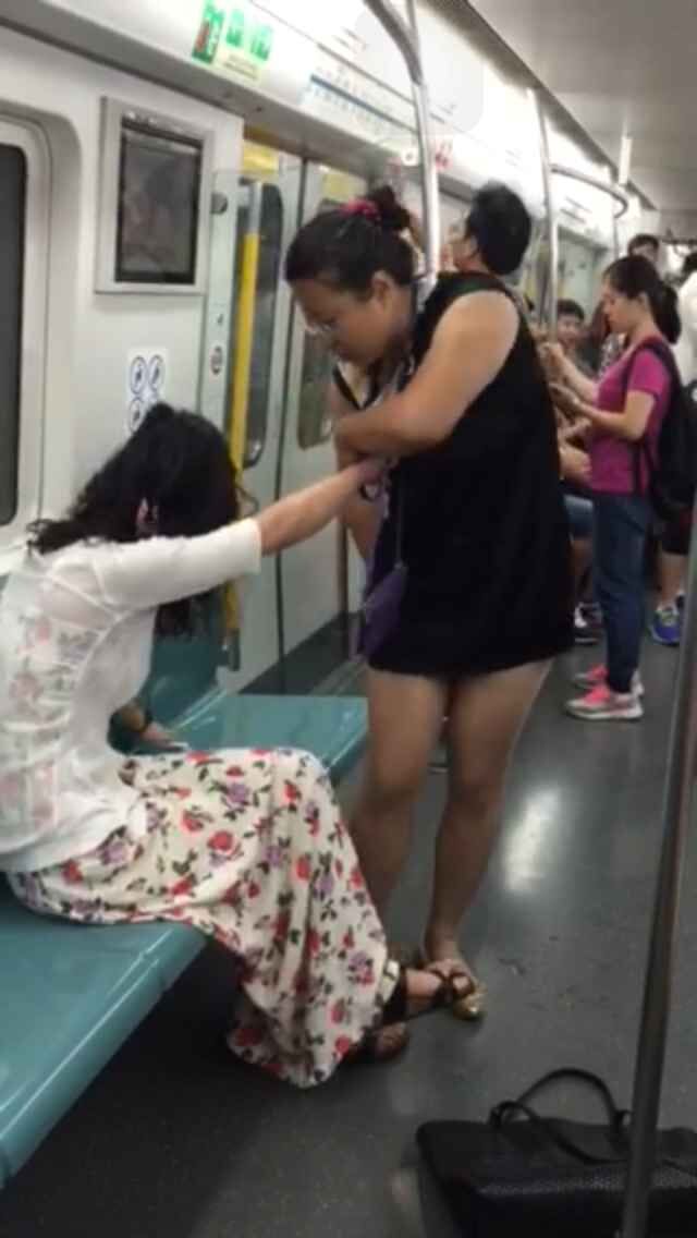 北京地铁两女撕衣 不惧走光相互撕扯<em>裙子</em>(高清
