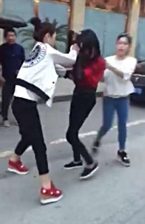 北京地铁两女撕衣 组图盘点多起女人打架现场
