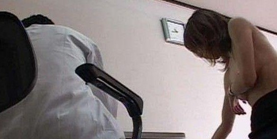体检裙子被撩起:<em>把手伸进内裤</em> 春光乍泄(图)▏