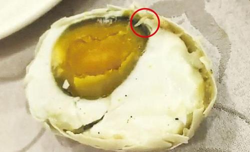 香港男子下馆子吃饭 咸鸭蛋里爬出数条活虫(图