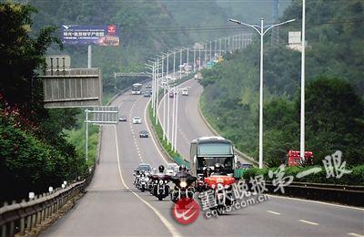 重庆11辆哈雷摩托疾驰高速公路 时速超过110