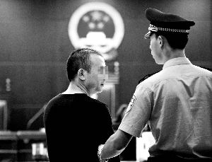 男子在陪酒女酒杯内倒入冰毒滤水 称想看看反