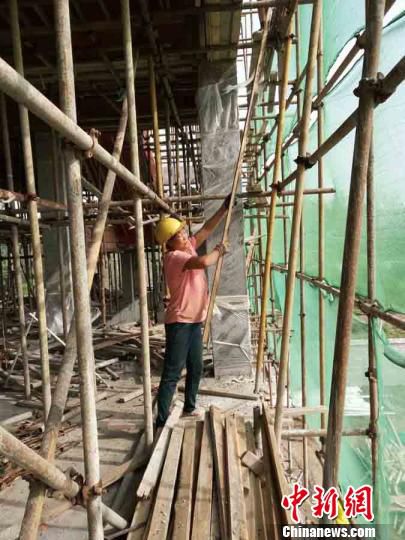 女子每天做苦力14小时养家 称必须把自己当男