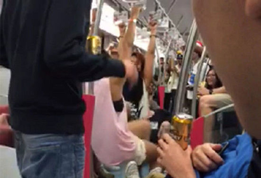 <em>外籍乘客地铁打闹</em>:抓着车厢扶手荡秋千 一身酒