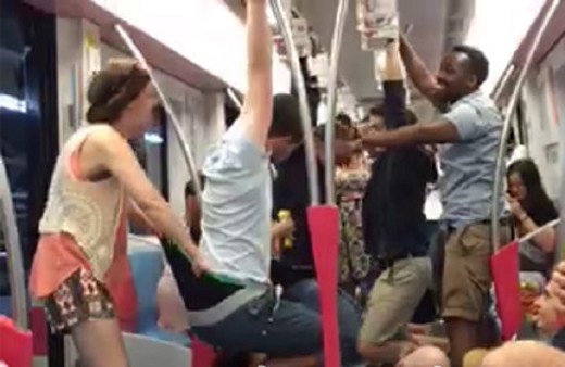 <em>外籍乘客地铁打闹</em>:抓着车厢扶手荡秋千 一身酒