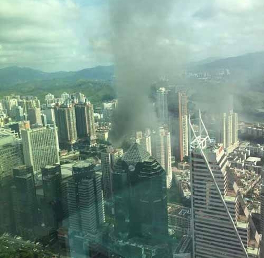 <em>深圳罗湖大火</em>浓烟滚滚 火苗从窗内往外冒(多图