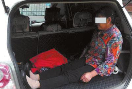  母亲蜷缩后备厢 是为孙子 网友:惯坏儿孙自己遭