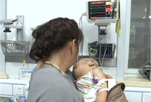 <em>婴儿误吞电池</em>身亡:食道粘膜大片灼伤 有渗透血